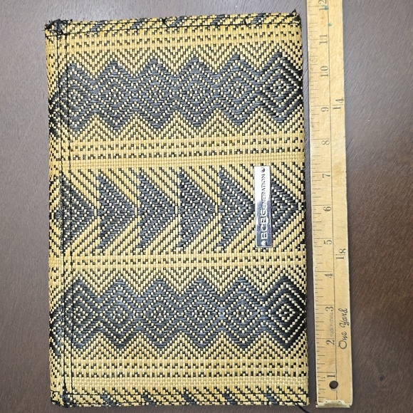BCBG Woven Clutch with Geometric Pattern black & Tan - Picture 2 of 4